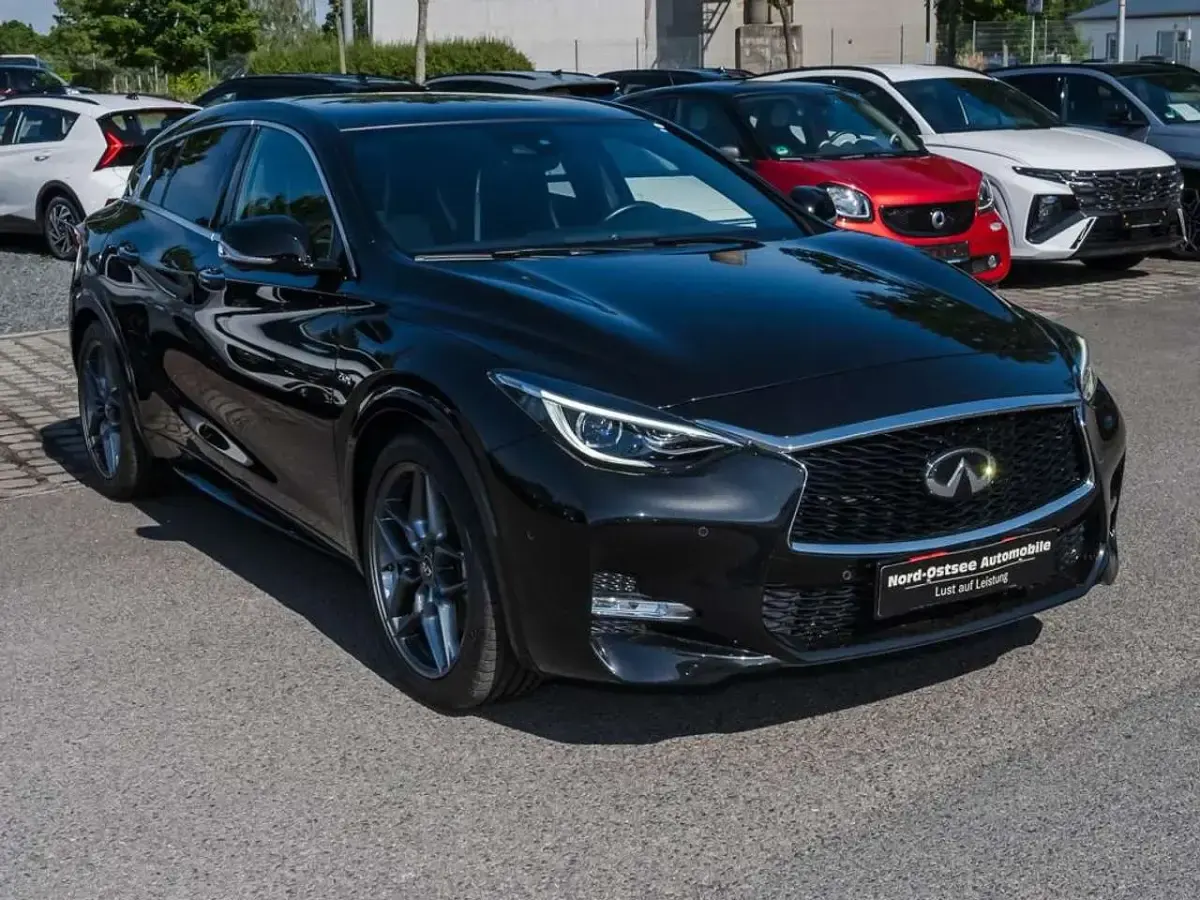 Gebraucht Infiniti Q30 Sport Tech 211 PS (155 kW) 2019 Schwarz metallic Limousine