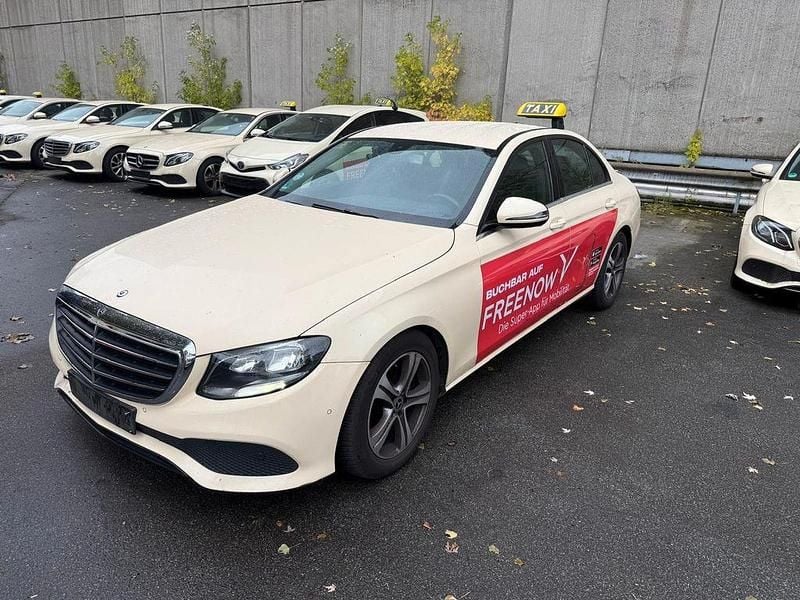 Gelb Gebraucht 2018 Mercedes E200 Limousine | 9.500 € - Bild 1/4