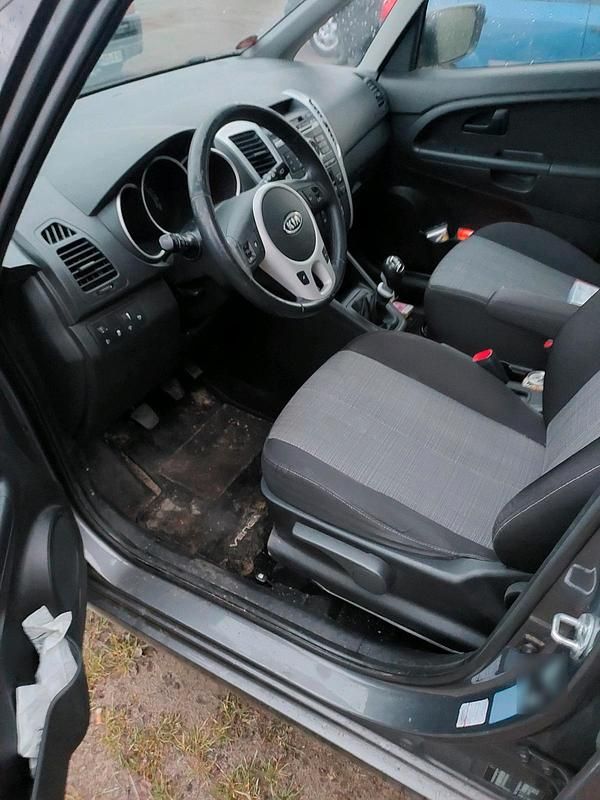 Gebraucht Kia Venga 90 PS (66 kW) 2011 Grau Kleinwagen