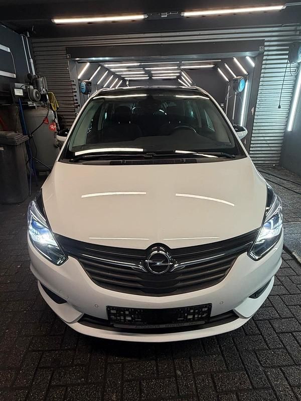 Weiß Gebraucht 2017 Opel Zafira Tourer Van / Kleinbus | 9.750 € (Fairer Preis) - Bild 1/4
