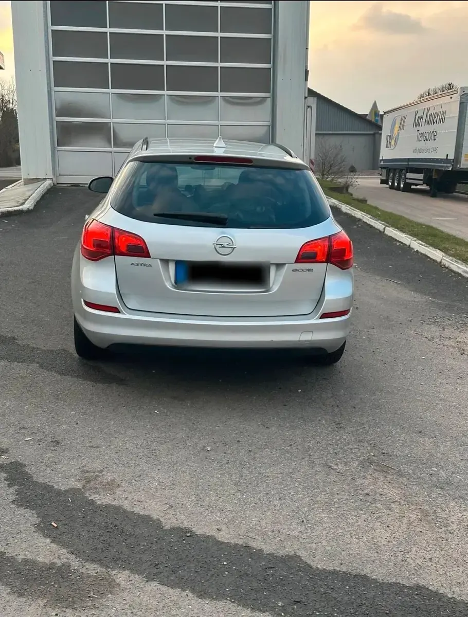 Gebraucht Opel Astra 95 PS (69 kW) 2011 Silber Kombi