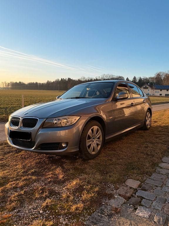 Gebraucht BMW 318 143 PS (105 kW) 2010 Grau Limousine