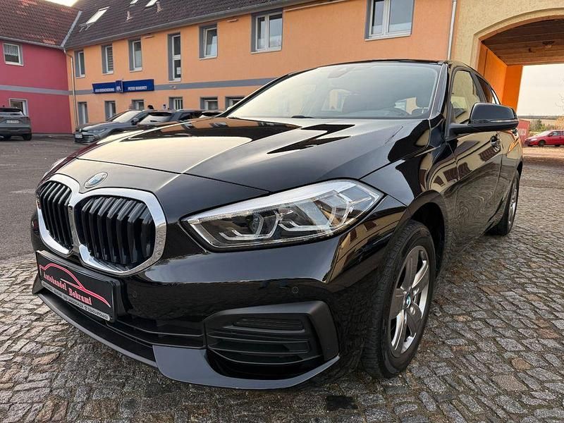 Schwarz Gebraucht 2022 BMW 118 Advantage Kleinwagen | 18.950 € (Fairer Preis) - Bild 1/4