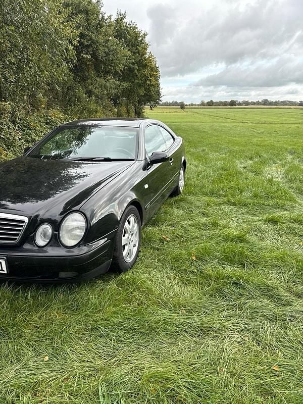 Schwarz Gebraucht 1997 Mercedes CLK200 Coupé | 4.550 € - Bild 1/4