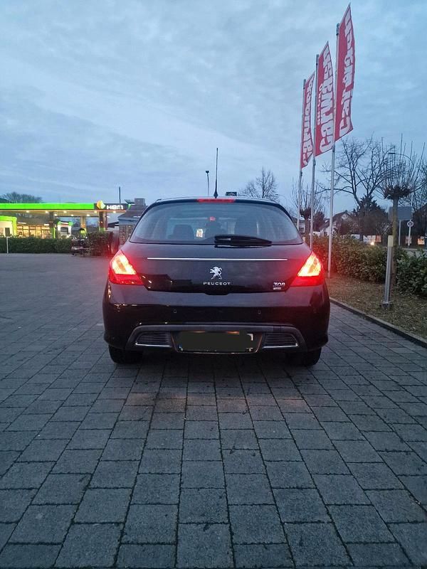 Gebraucht Peugeot 308 109 PS (80 kW) 2011 Schwarz Kleinwagen