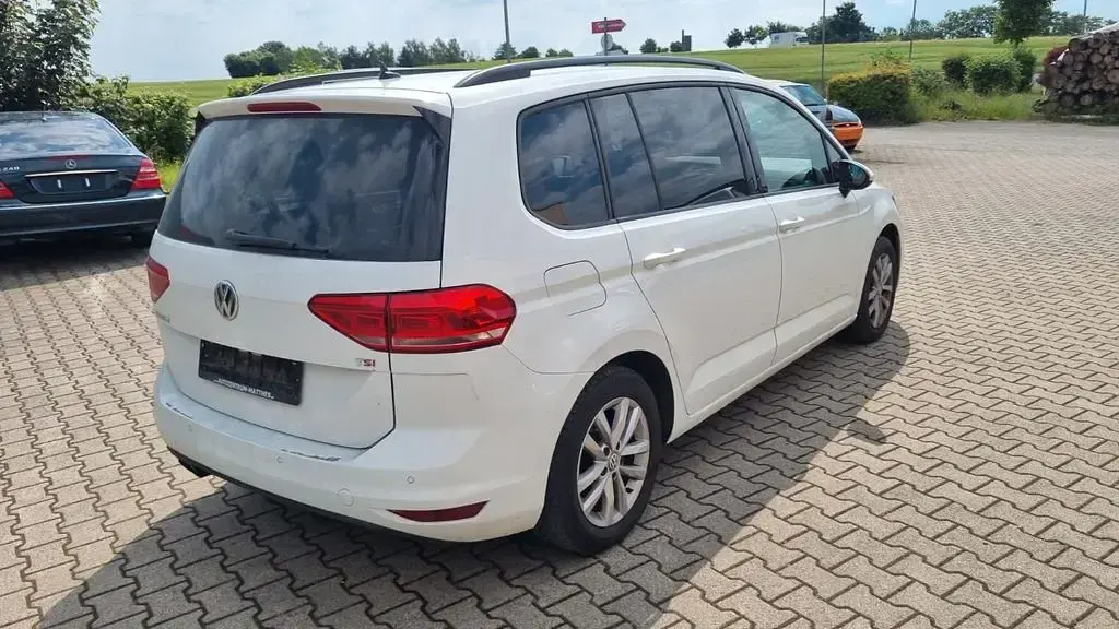 Gebraucht VW Touran Comfortline 150 PS (110 kW) 2017 Weiß Van / Kleinbus