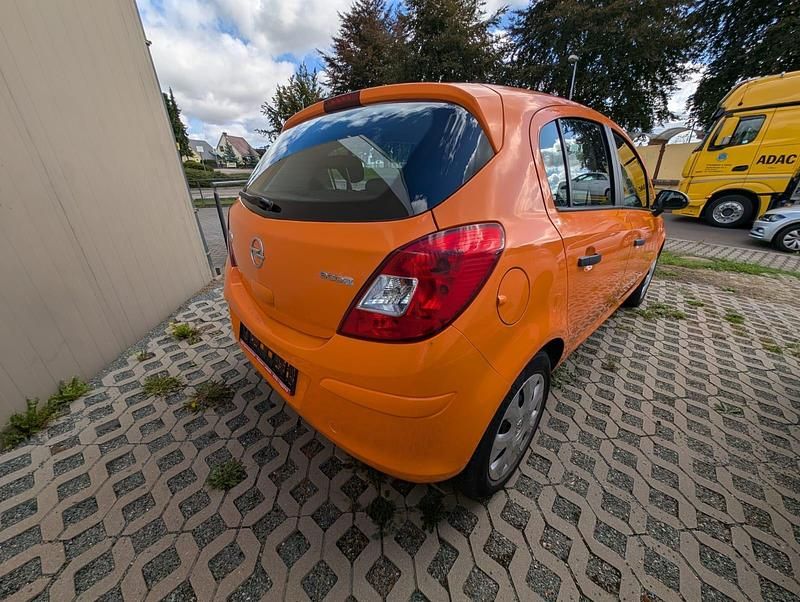 Gebraucht Opel Corsa Edition 69 PS (50 kW) 2012 Orange Kleinwagen