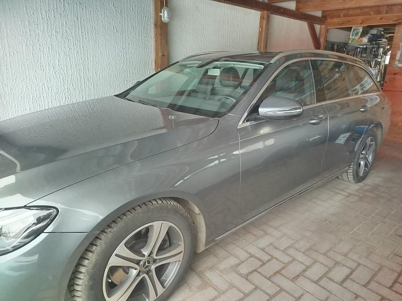 Grau Gebraucht 2018 Mercedes E220 Kombi | 16.000 € (Superpreis) - Bild 1/4