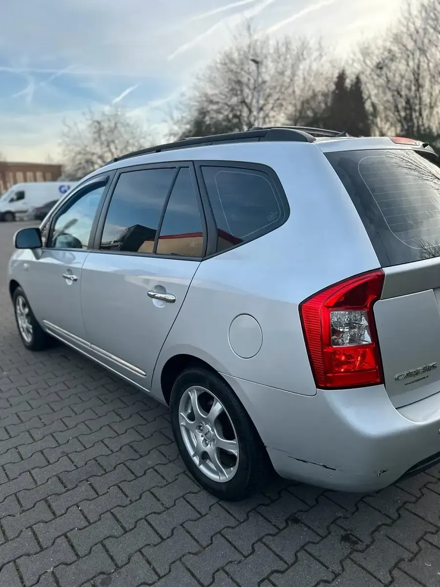 Gebraucht Kia Carens 140 PS (102 kW) 2009 Grau Van / Kleinbus