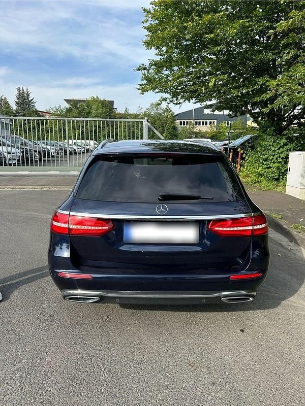 Gebraucht Mercedes E220 194 PS (142 kW) 2019 Blau Kombi