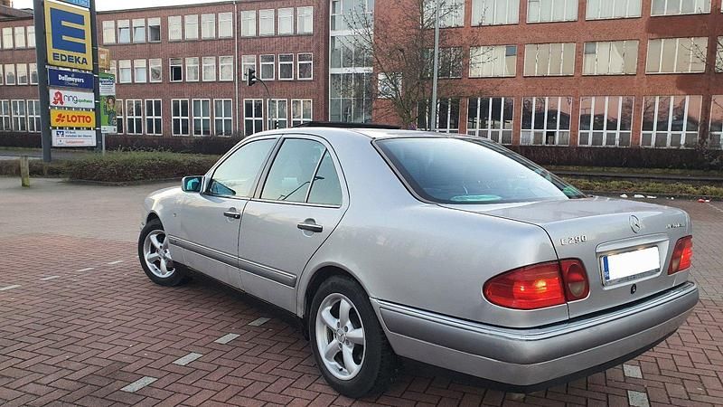 Gebraucht Mercedes E290 129 PS (94 kW) 1996 Silber Limousine