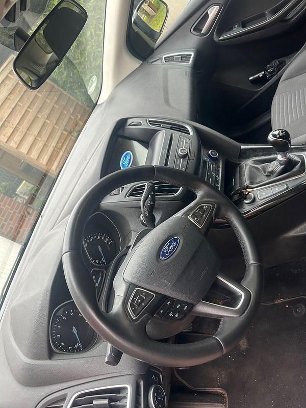 Gebraucht Ford Focus Cool & Connect 125 PS (91 kW) 2017 Schwarz Kombi