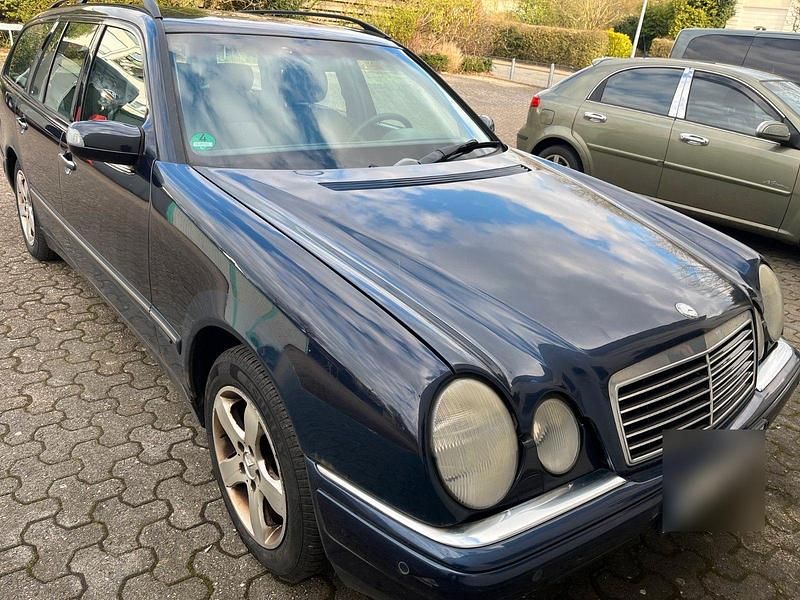 Gebraucht Mercedes E280 Elegance 204 PS (150 kW) 2001 Violet Kombi