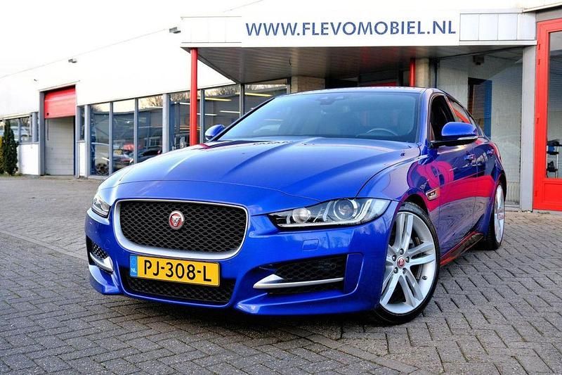 Blau Gebraucht 2018 Jaguar XE Portfolio Limousine | 12.750 € (Superpreis) - Bild 1/4