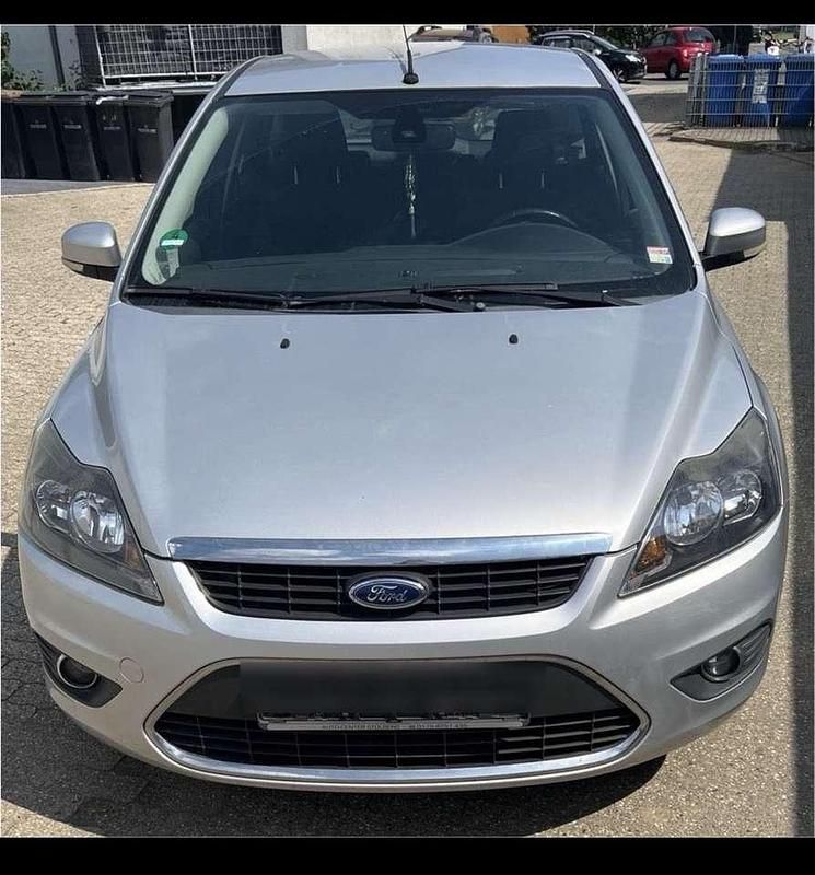 Silber Gebraucht 2010 Ford Focus Viva Limousine | 5.000 € (Teuer) - Bild 1/4