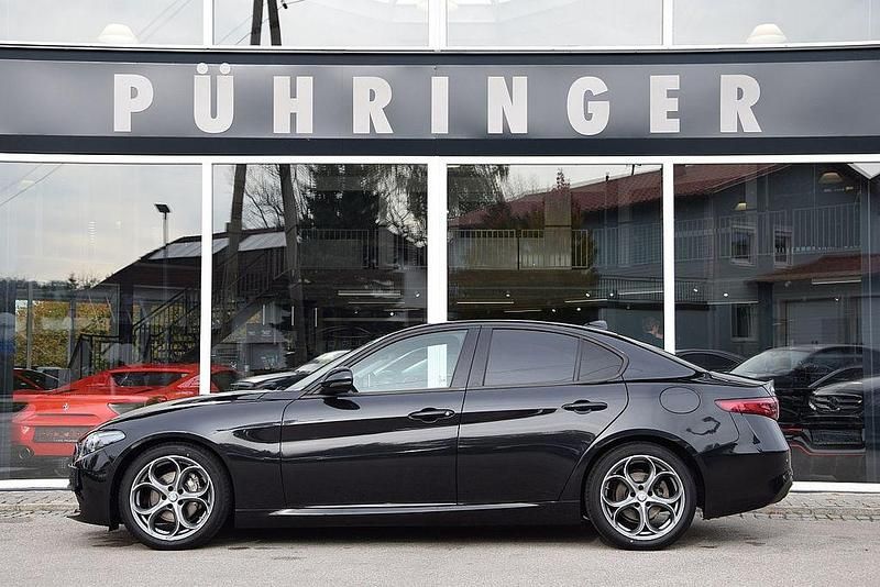 Schwarz Gebraucht 2017 Alfa Romeo Giulia Super Limousine | 16.900 € (Superpreis) - Bild 1/4