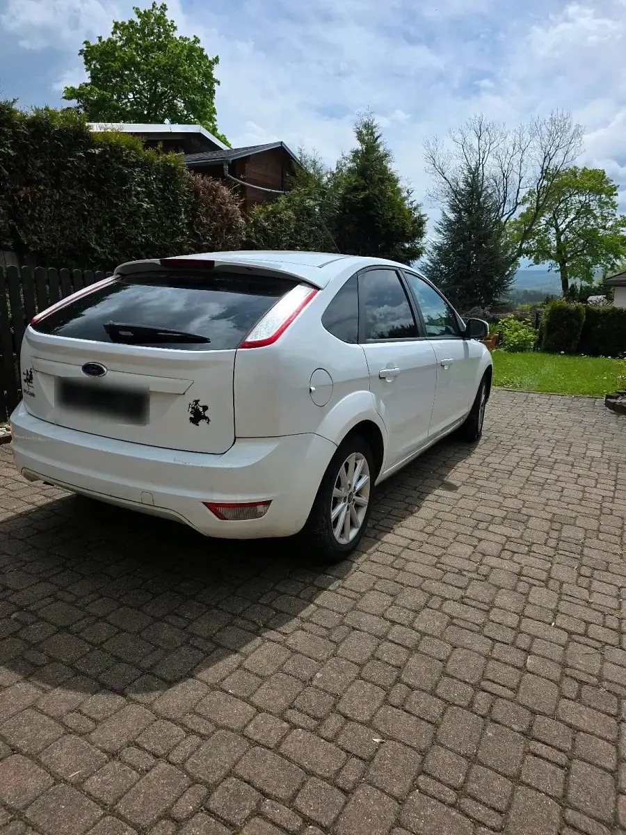 Używany Ford Focus 125 KM (91 kW) 2010 Biały Sedan/Limuzyna