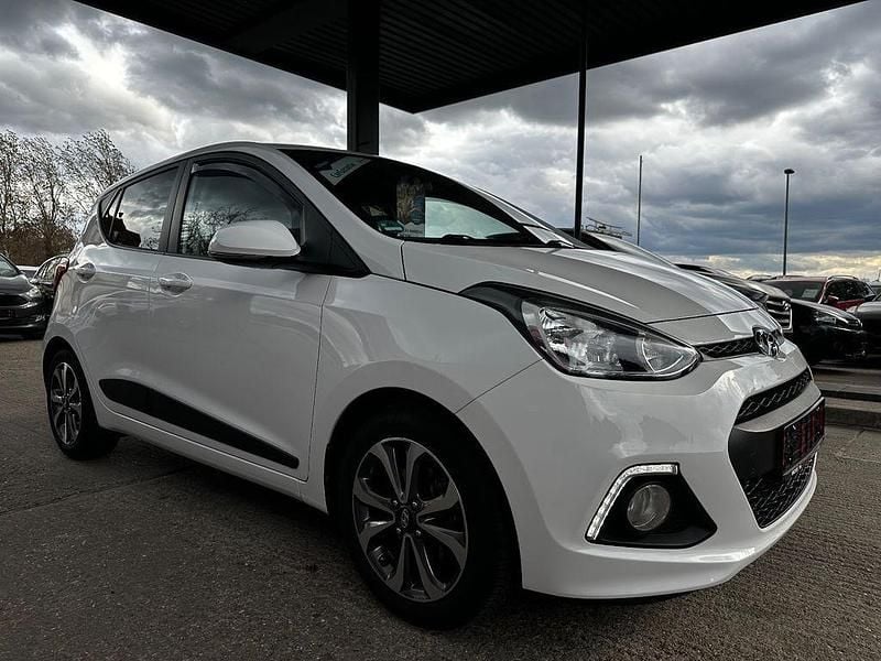 Gebraucht Hyundai i10 Passion 67 PS (49 kW) 2016 Weiß Kleinwagen