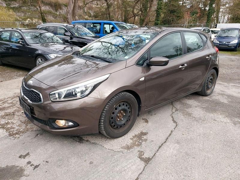Gebraucht Kia Ceed Edition 7 90 PS (66 kW) 2013 Beige Kleinwagen