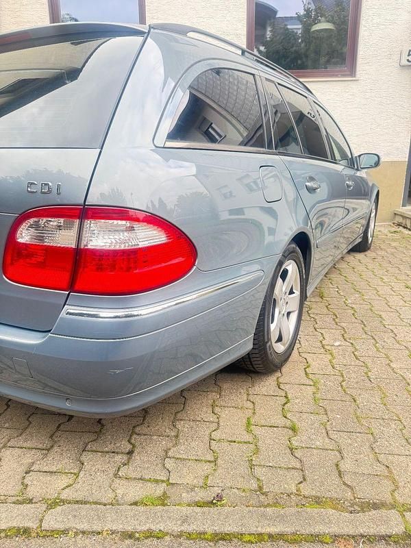 Gebraucht Mercedes E220 Avantgarde 150 PS (110 kW) 2005 Blau Kombi
