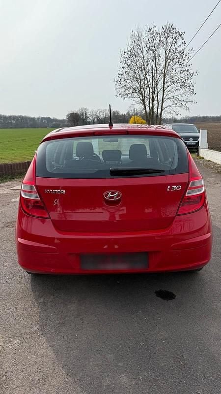 Gebraucht Hyundai i30 109 PS (80 kW) 2010 Rot Kleinwagen