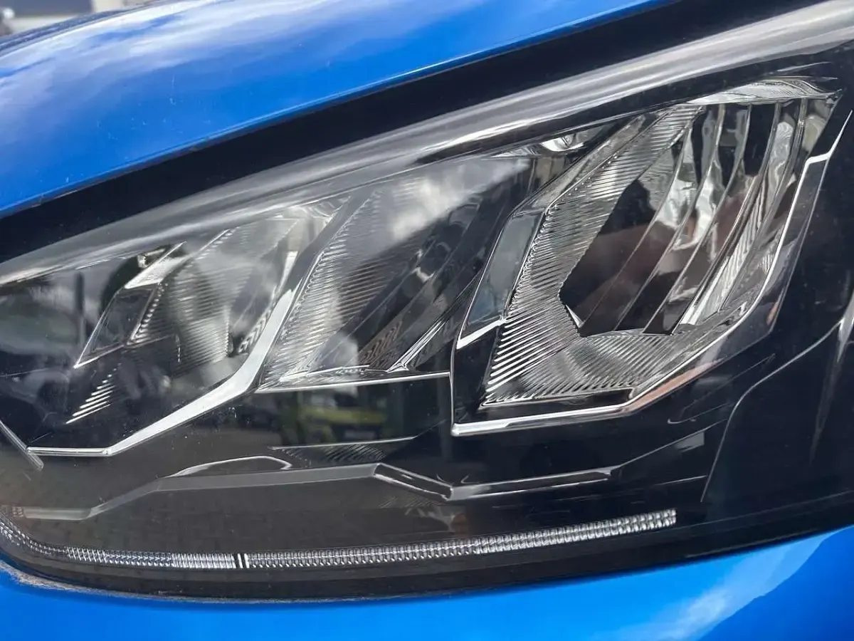 Gebraucht Peugeot e-2008 Allure 100 kW (136 PS) 2022 Blau SUV