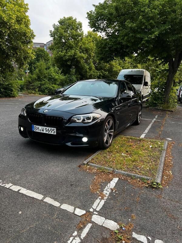 Blau Gebraucht 2013 BMW 520 M Sport Limousine | 13.699 € - Bild 1/4