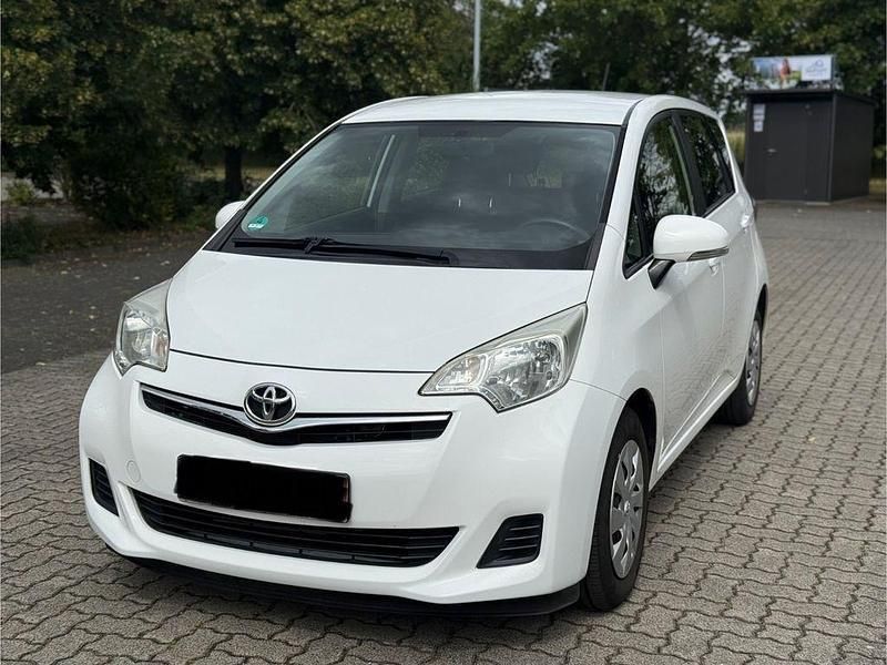 Weiß Gebraucht 2012 Toyota Verso-S Comfort Van / Kleinbus | 4.890 € (Fairer Preis) - Bild 1/4