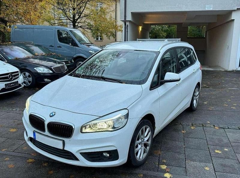 Alpinweiss 3 Gebraucht 2017 BMW 220 Gran Tourer Van / Kleinbus | 9.900 € (Fairer Preis) - Bild 1/4