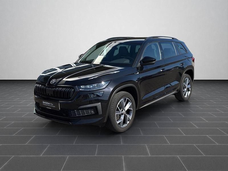 Blackmagic perleffekt (metallic) Gebraucht 2022 Skoda Kodiaq SportLine SUV | 33.800 € (Fairer Preis) - Bild 1/4