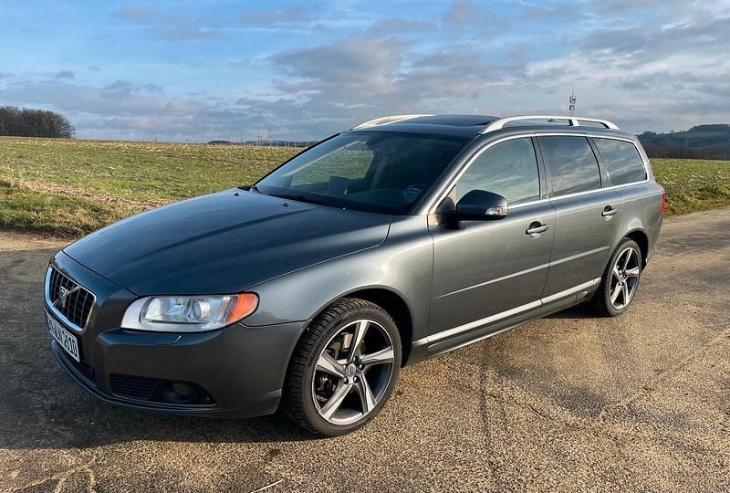 Grau Gebraucht 2008 Volvo V70 Summum Kombi | 7.100 € (Teuer) - Bild 1/4