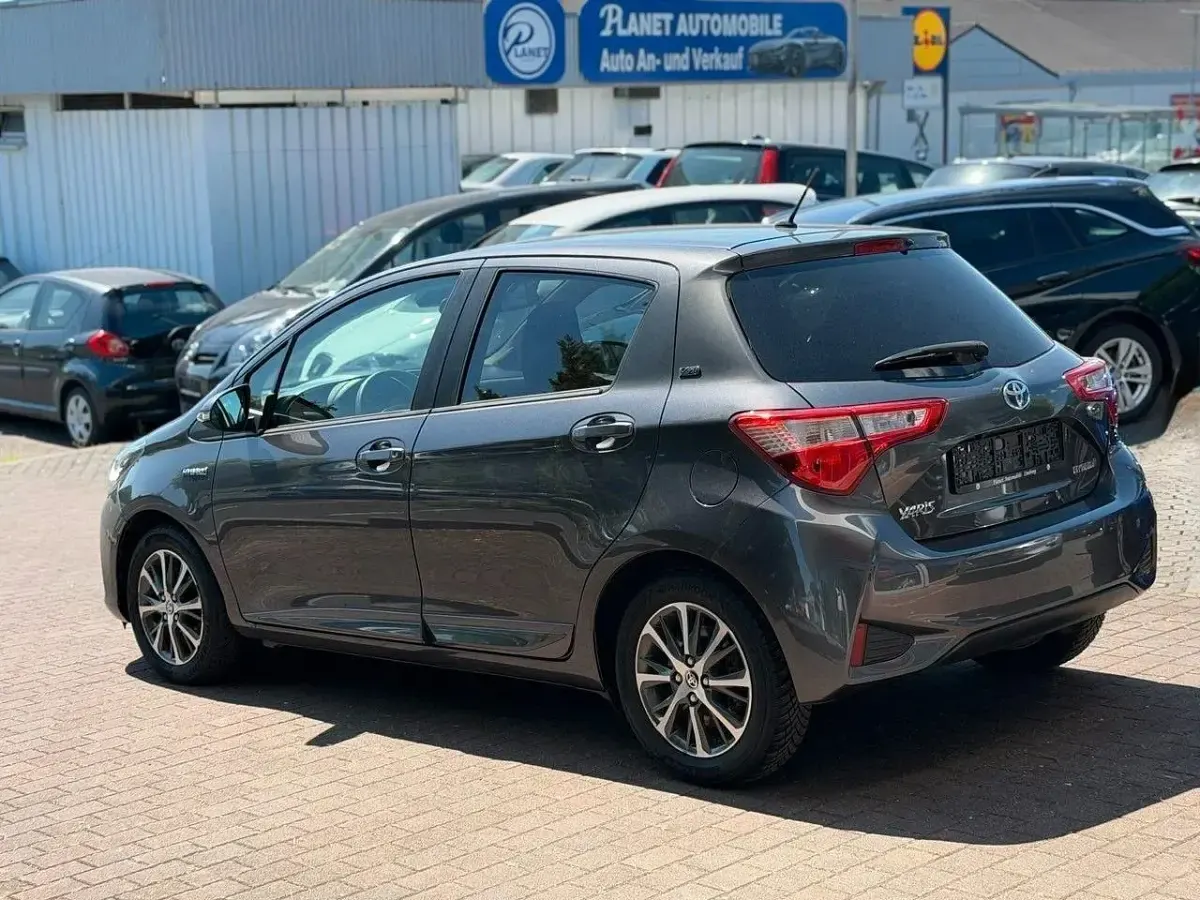 Gebraucht Toyota Yaris Hybrid Team 101 PS (74 kW) 2020 Grau Kleinwagen