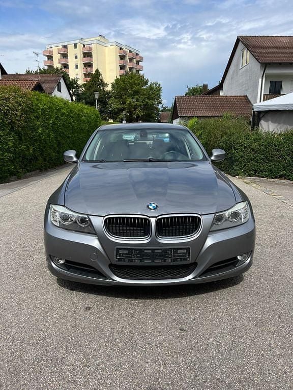 Grau Gebraucht 2009 BMW 320 Limousine | 5.000 € (Guter Preis) - Bild 1/4