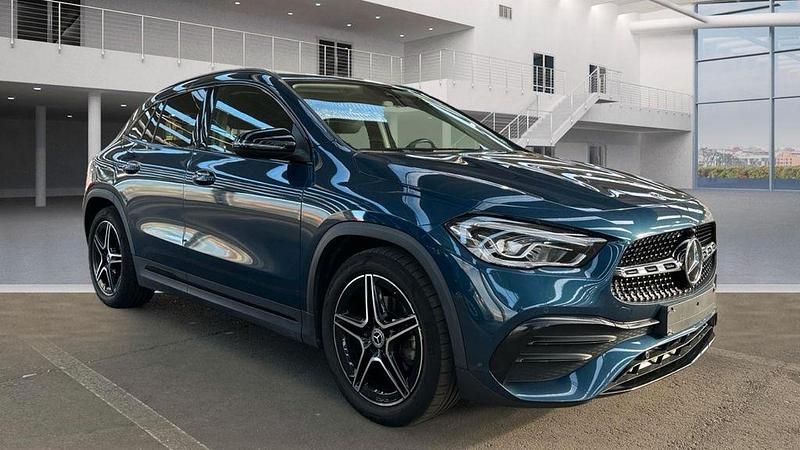 Blau Gebraucht 2022 Mercedes GLA200 AMG line SUV | 29.988 € - Bild 1/4