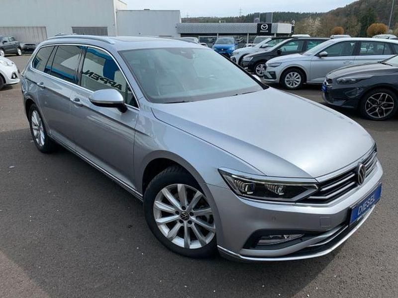 Gebraucht VW Passat Elegance 150 PS (110 kW) 2024 Pyrit silber (metallic) Kombi