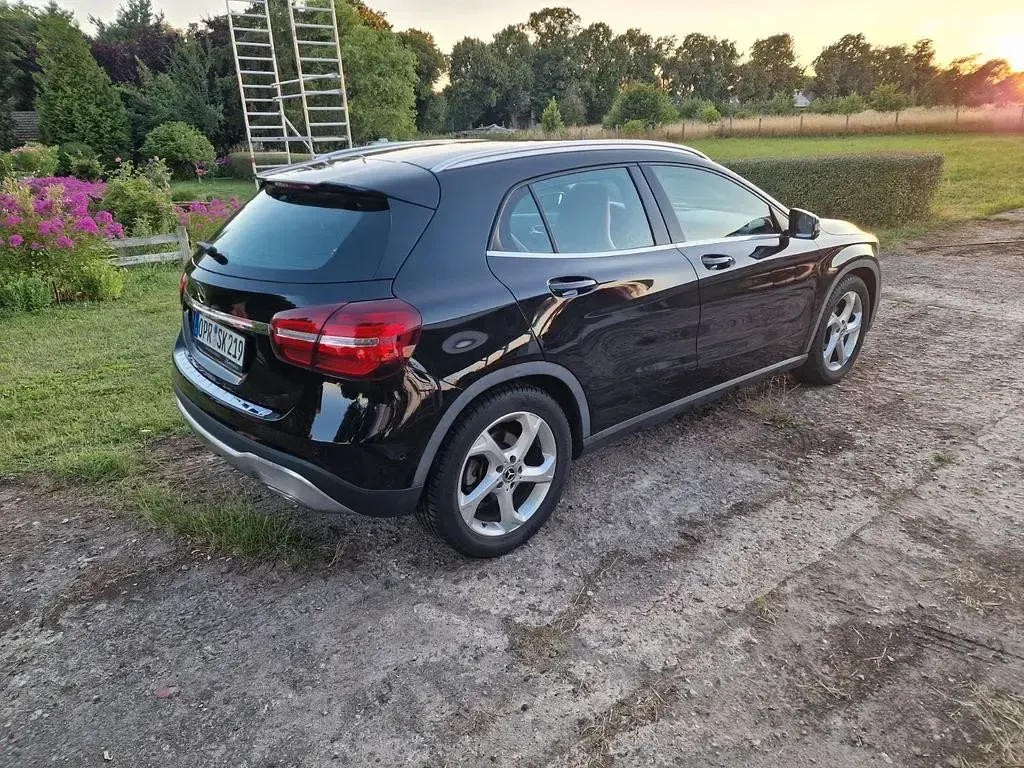 Gebraucht Mercedes GLA180 122 PS (89 kW) 2019 Schwarz SUV
