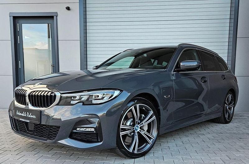 Grau Gebraucht 2022 BMW 330e M Sport Kombi | 32.900 € (Fairer Preis) - Bild 1/4