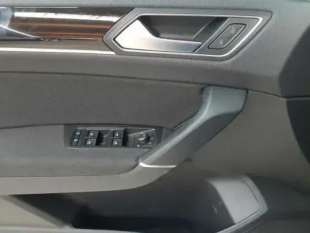 Gebraucht VW Touran Highline 150 PS (110 kW) 2023 Deep black perleffekt Van / Kleinbus