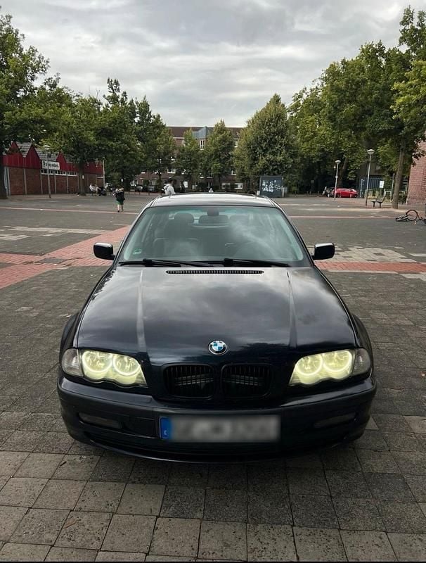 Blau Gebraucht 1998 BMW 320 Limousine | 1.350 € (Fairer Preis) - Bild 1/4