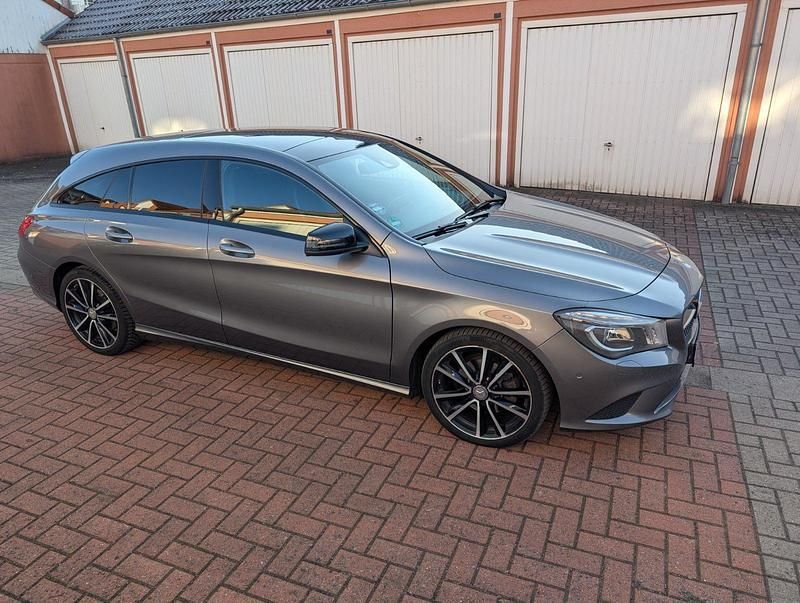 Grau Gebraucht 2015 Mercedes 200 Kombi | 17.499 € - Bild 1/4