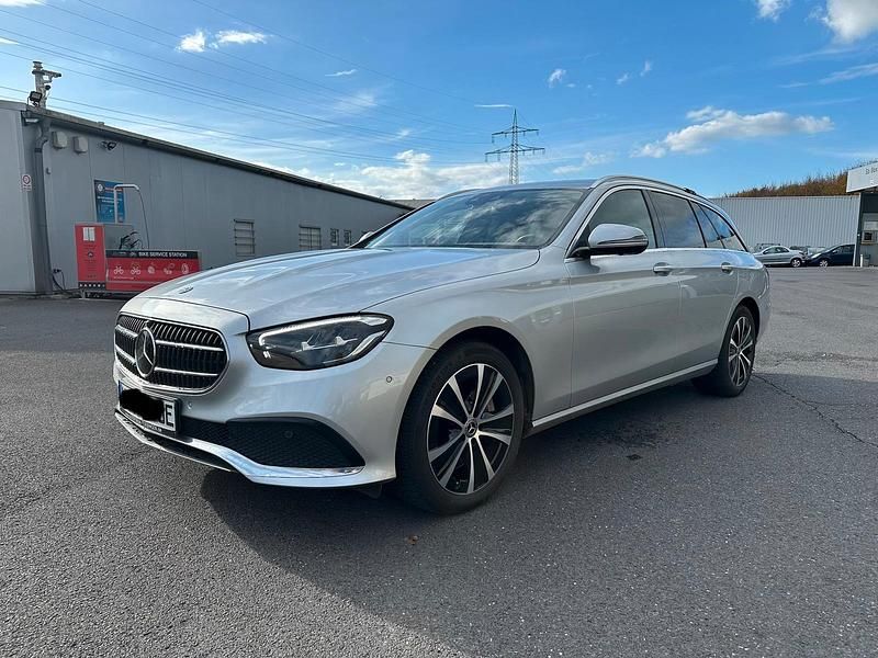 Grau Gebraucht 2022 Mercedes E300 Kombi | 29.999 € (Superpreis) - Bild 1/4