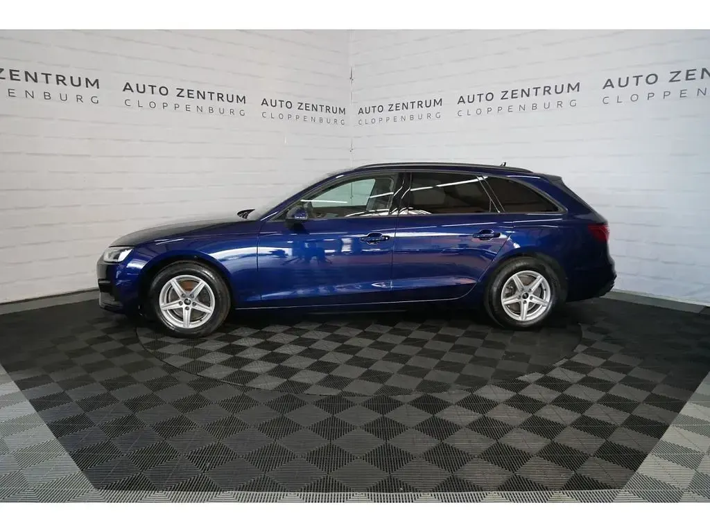 Gebraucht Audi A4 Basis 163 PS (119 kW) 2023 Blau Limousine