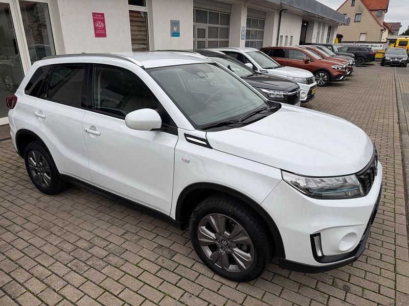 Weiß Gebraucht 2021 Suzuki Vitara Comfort SUV | 20.899 € (Fairer Preis) - Bild 1/4