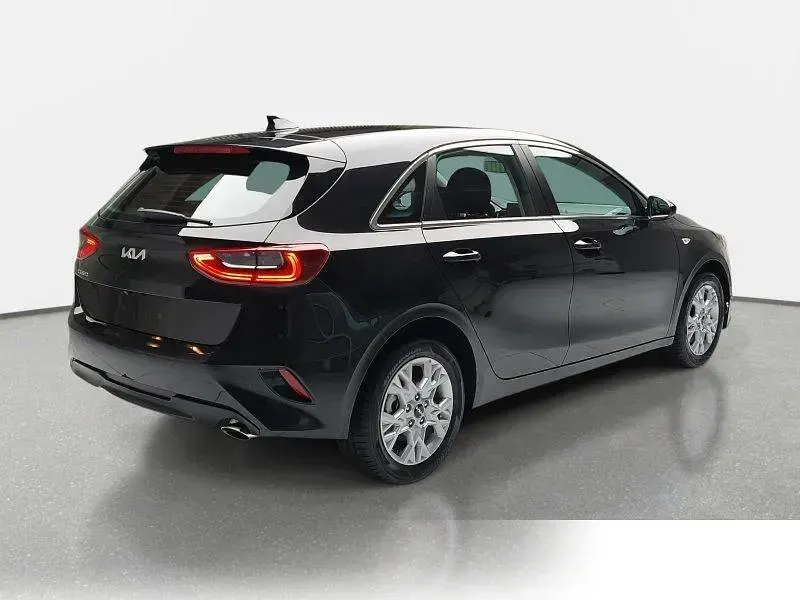 Usata Kia Ceed Comfort 101 CV (74 kW) 2024 Nero Utilitaria