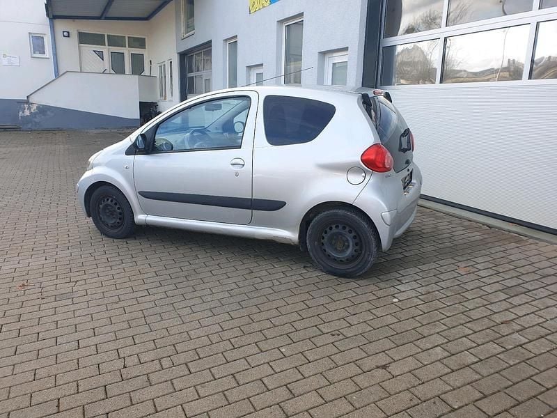 Gebraucht Toyota Aygo 68 PS (50 kW) 2006 Silber Kleinwagen