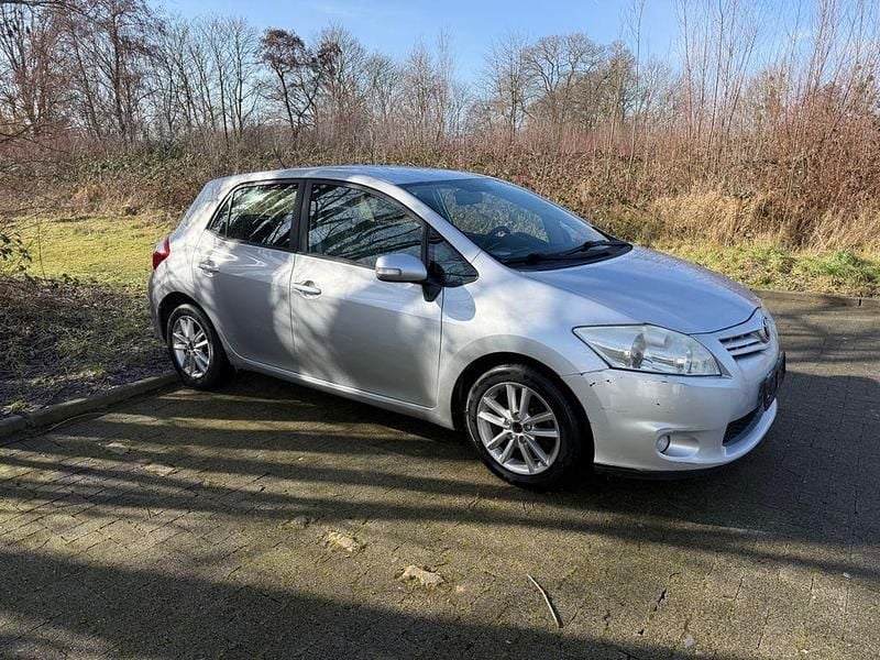 Gebraucht Toyota Auris Life 90 PS (66 kW) 2010 Silber Kleinwagen