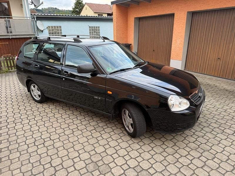 Schwarz Gebraucht 2013 Lada Priora Kombi | 3.400 € - Bild 1/4
