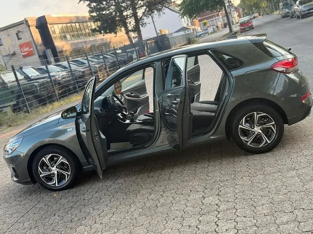 Gebraucht Hyundai i30 Select 120 PS (88 kW) 2023 Amazon grey / met Limousine