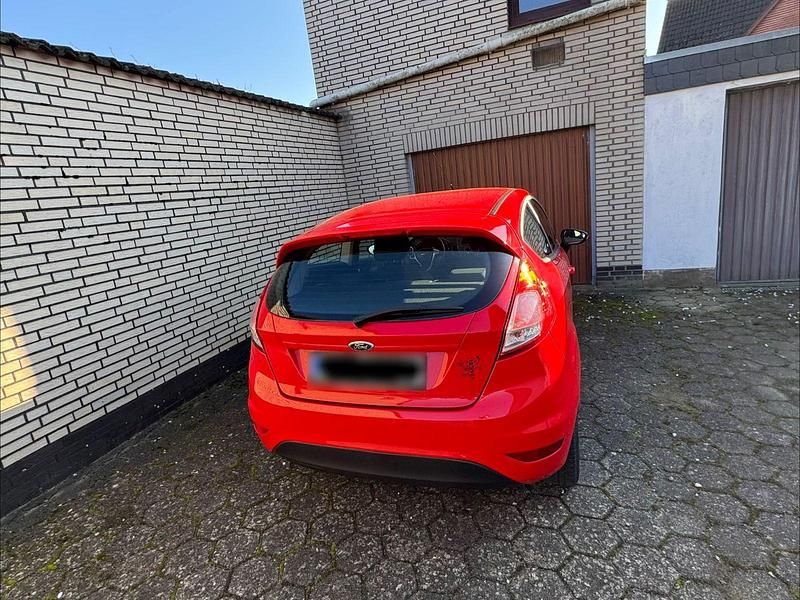 Gebraucht Ford Fiesta Trend 65 PS (47 kW) 2013 Rot Kleinwagen