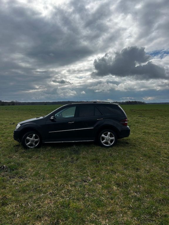 Schwarz Gebraucht 2006 Mercedes ML500 SUV | 9.000 € (Fairer Preis) - Bild 1/4